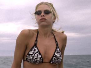 Jaime Pressly in Pinata: Survival Island, photo 11