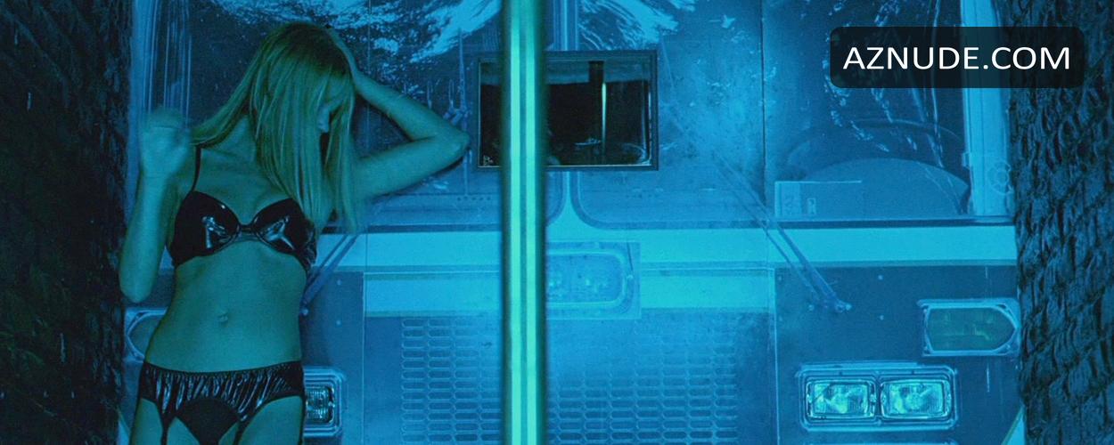 Ashley Scott in Walking Tall, photo 1