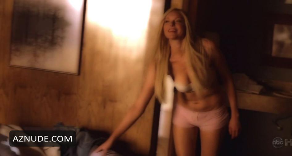Laura Prepon in October Road, photo 1