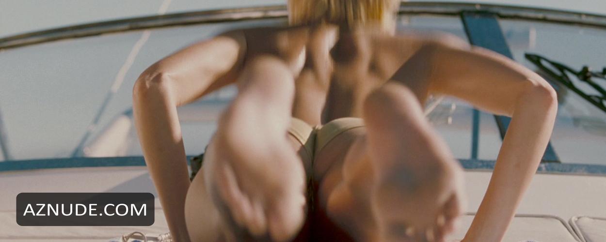 Ashley Scott in Into The Blue, photo 5
