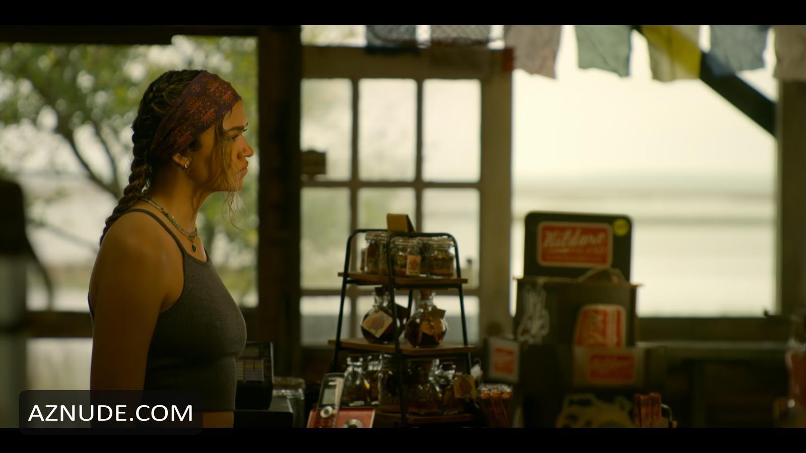 Madison Bailey in Outer Banks (2020-), photo 9