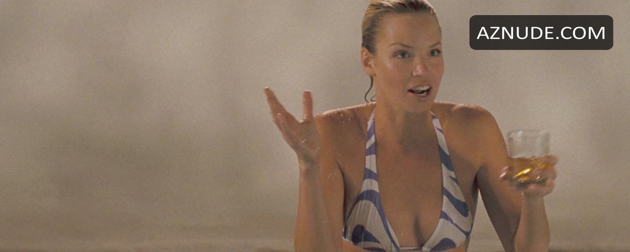 Ashley Scott in Into The Blue, photo 2