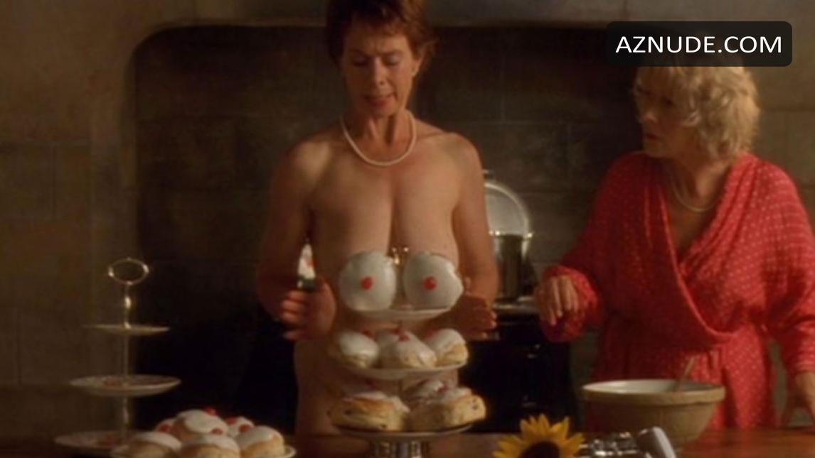 Celia Imrie in Calendar Girls, photo 3