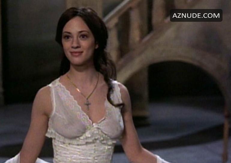 Asia Argento in Phantom of the Opera, photo 4