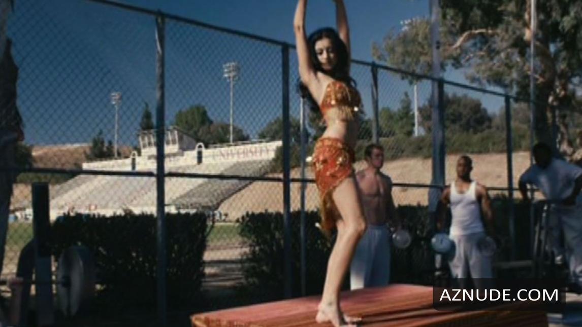 Noureen DeWulf in The Comebacks, photo 2