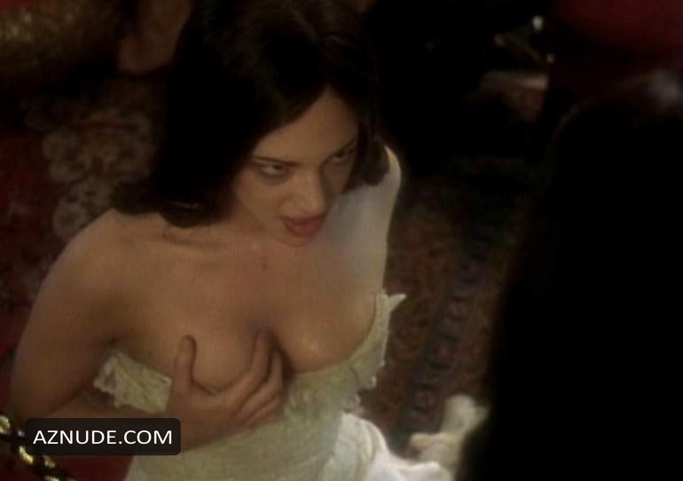 Asia Argento in Phantom of the Opera, photo 6